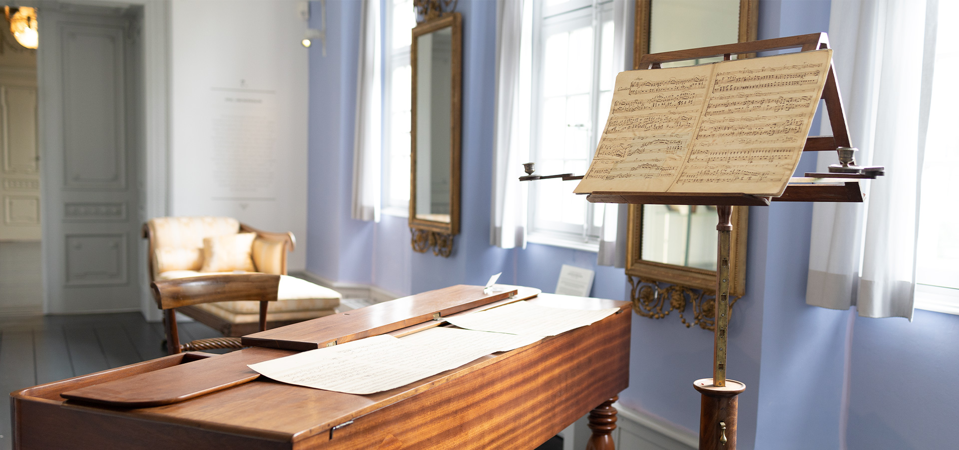 Bild eines Klaviers und Notenstönders aus dem Herrenhaus Cromford