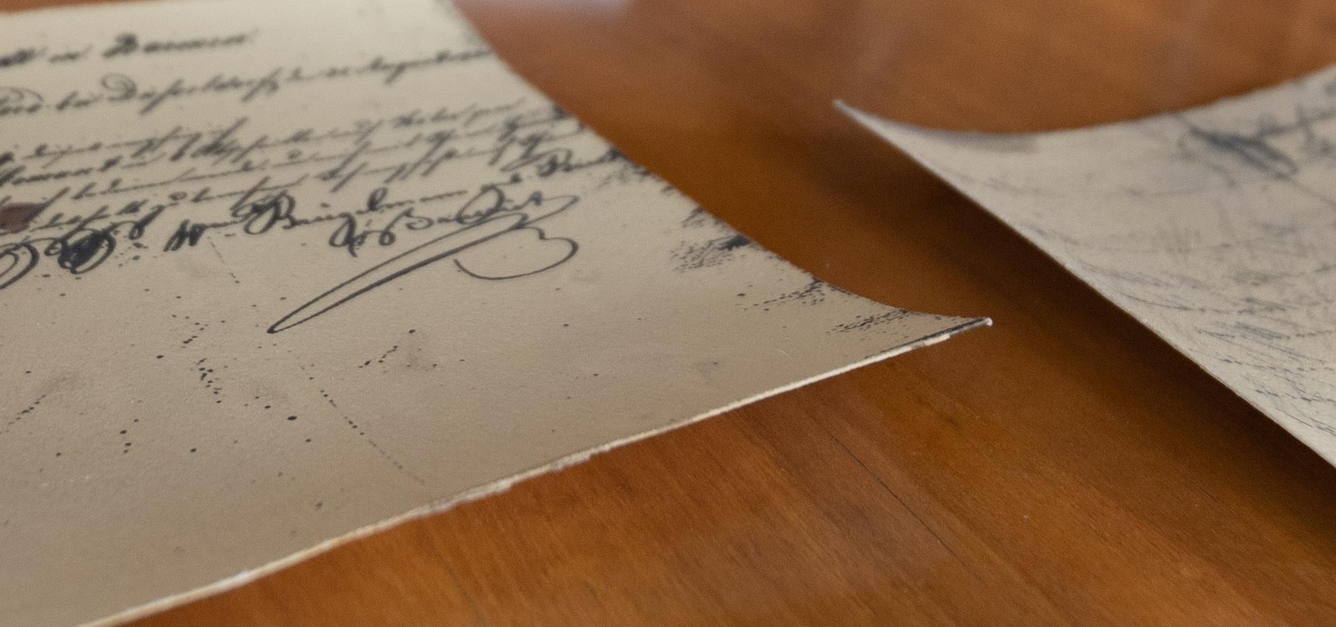 Ein Foto von alten Dokumenten aus dem Herrenhaus Cromford